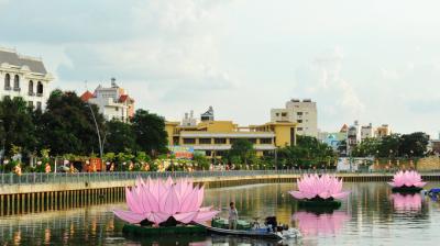 Hoa sen khổng lồ "nở" trên kênh Nhiêu Lộc