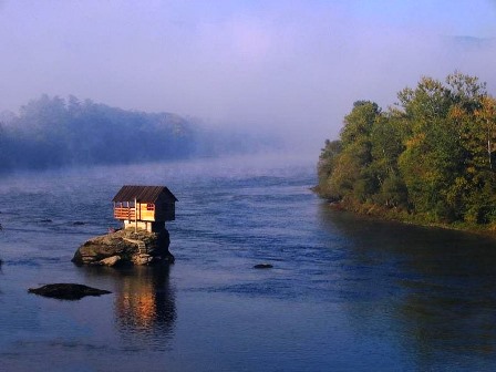 Sửng sốt ngôi nhà đơn độc giữa dòng sông
