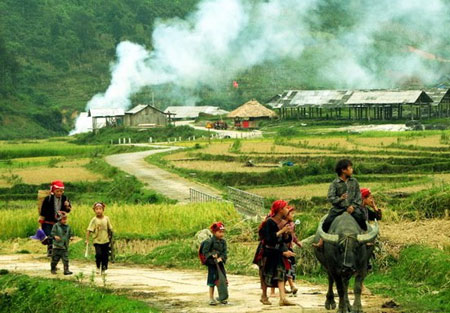 Giao lưu văn hóa, văn nghệ đốt lửa trại tại bản Tả Van Giáy.