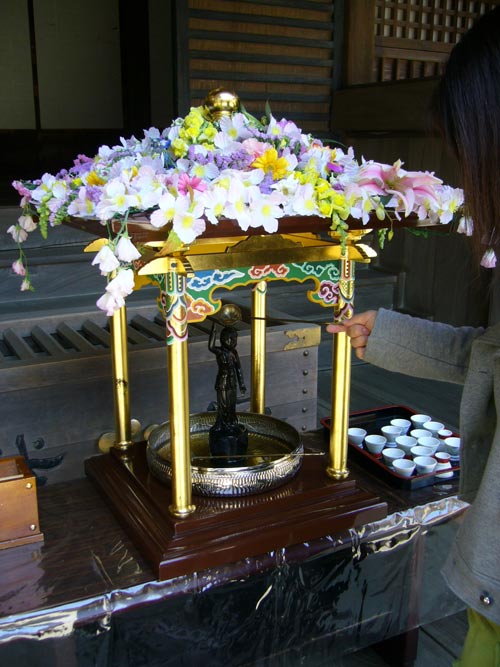 Linh thiêng nghi lễ tắm Phật trà xanh Nhật Bản
