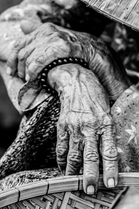 Bức ảnh bàn tay cụ bà ở Hội An được National Geographic đánh giá cao