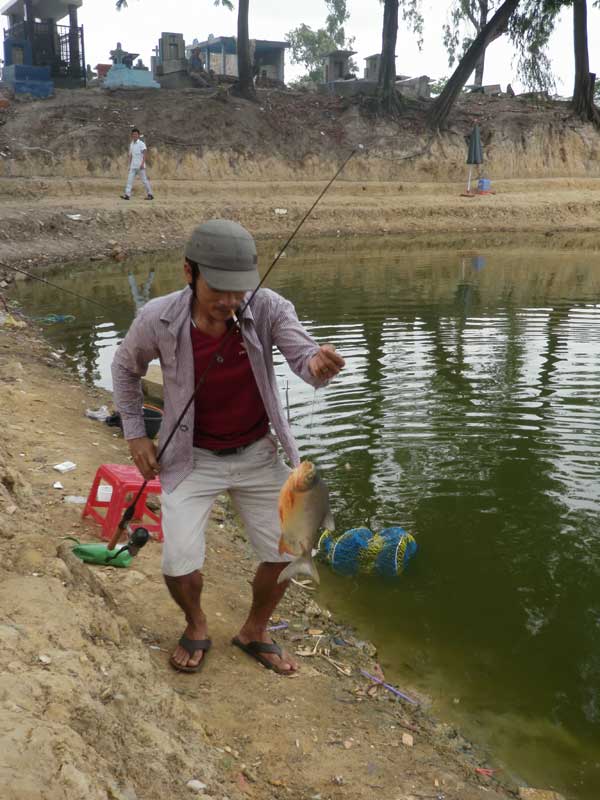 C&acirc;u c&aacute; nghĩa địa ở S&agrave;i G&ograve;n4