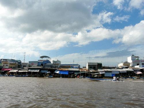 Độc đ&aacute;o như chợ tr&ocirc;i Năm Căn