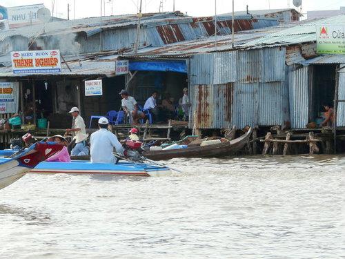 Độc đ&aacute;o như chợ tr&ocirc;i Năm Căn