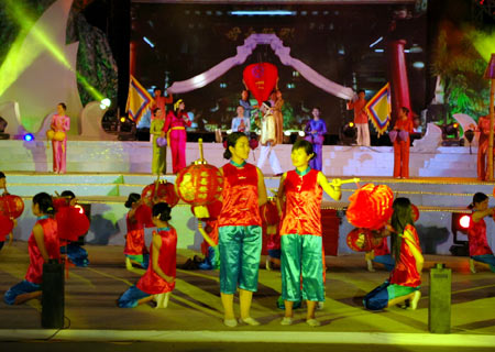 Tổ chức lễ hội đ&egrave;n lồng mừng xu&acirc;n Qu&yacute; Tỵ