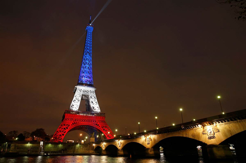 Tháp Eiffel mở cửa trở lại sau khủng bố 