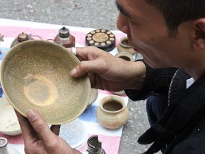 Một người Việt c&oacute; h&agrave;ng ngh&igrave;n đồ đồng, đồ sứ