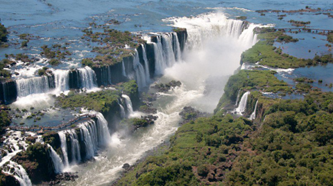 Iguaza sở hữu phong cảnh thiên nhiên tuyệt diệp với dòng thác trắng như bông đổ xuống dòng sông.