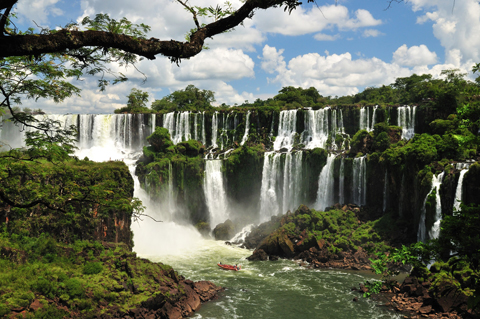 Tên thác Iguazu Falls do người Tây Ban Nha và Thổ Nhĩ Kỳ đặt. 