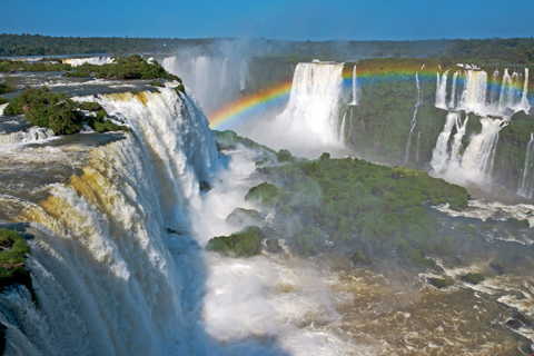 Iguazu Falls chia dòng sông thành 2 phần trên và dưới. Vì vậy, thác nước có 2 tầng thác đổ và do người Mỹ tìm ra.