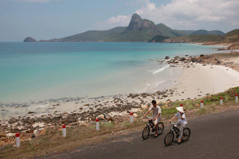 đạp xe bên bờ biển Côn đảo