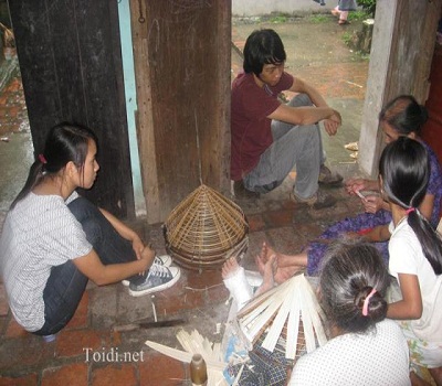 du khách ngắm trực tiếp các nghệ nhân làm Nón