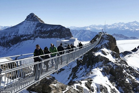 Cầu treo đầu tiên nối liền 2 đỉnh núi