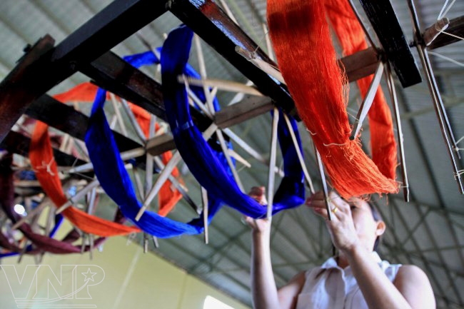 Dệt lụa ở M&atilde; Ch&acirc;u - Ảnh: Trương Điện Thắng