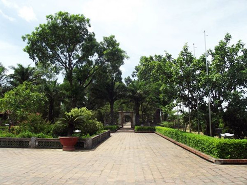 Dừng chân bên khu di tích đại thi hào Nguyễn Du, Hà Tĩnh