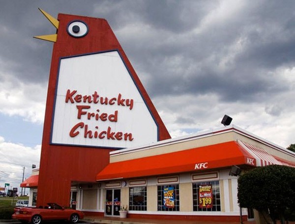 Quán KFC với biểu trưng hình gà