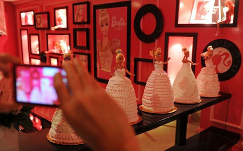 Độc đ&aacute;o nh&agrave; h&agrave;ng b&uacute;p b&ecirc; Barbie 