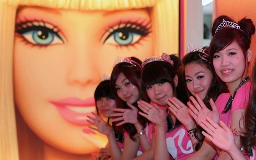 Độc đ&aacute;o nh&agrave; h&agrave;ng b&uacute;p b&ecirc; Barbie 