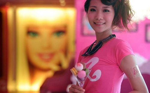 Độc đ&aacute;o nh&agrave; h&agrave;ng b&uacute;p b&ecirc; Barbie 