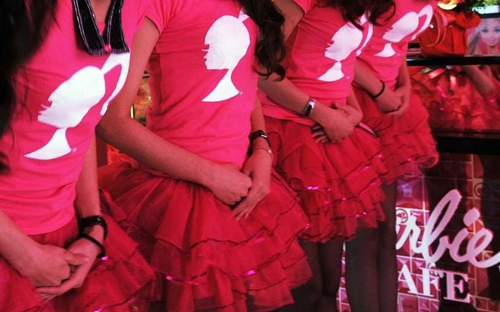 Độc đ&aacute;o nh&agrave; h&agrave;ng b&uacute;p b&ecirc; Barbie 