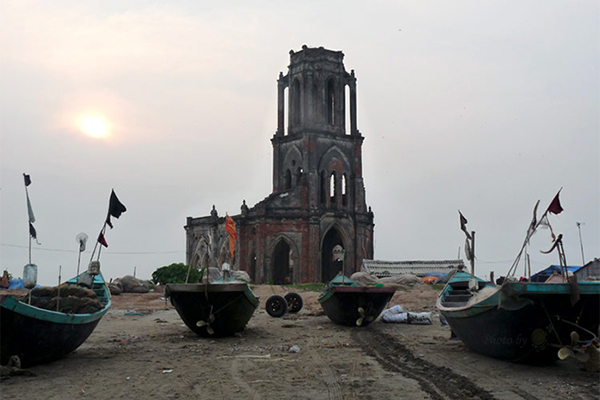 Nh&agrave; thờ đổ