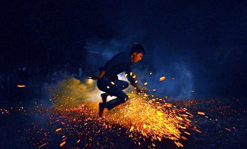 Rộn r&agrave;ng lễ hội nhảy lửa của người P&agrave; Thẻn