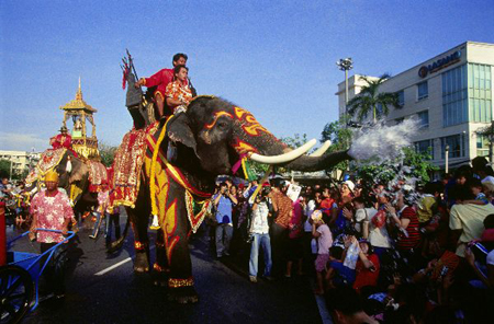 B&ugrave;ng nổ giảm gi&aacute; tour du lịch ngắm hoa v&agrave; lễ hội