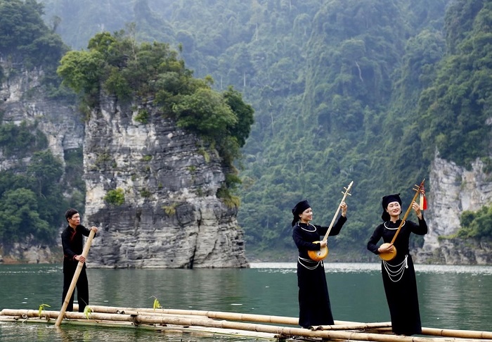 Lênh đênh vi vu hồ Na Hang mang đến trải nghiệm có một không hai trong chuyến 48 giờ ở Tuyên Quang
