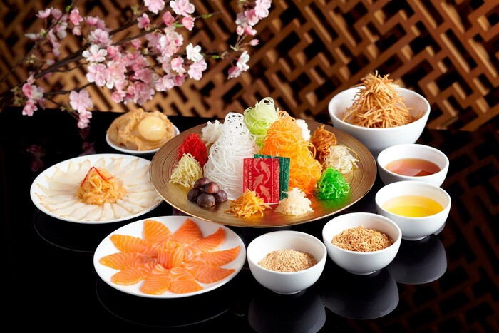 Món ăn truyền thống đón năm mới ở các nước - Gỏi cá Yu Sheng, Singapore và Malaysia