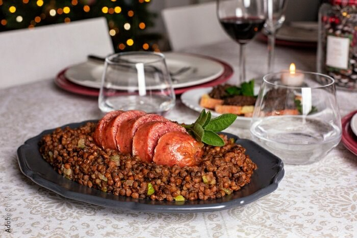 Món ăn truyền thống đón năm mới ở các nước - Cotechino con Lenticchie, Ý