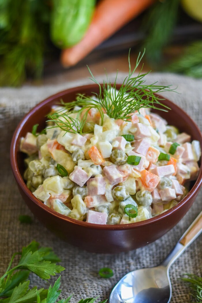 Món ăn truyền thống đón năm mới ở các nước - Salad Olivier, Nga