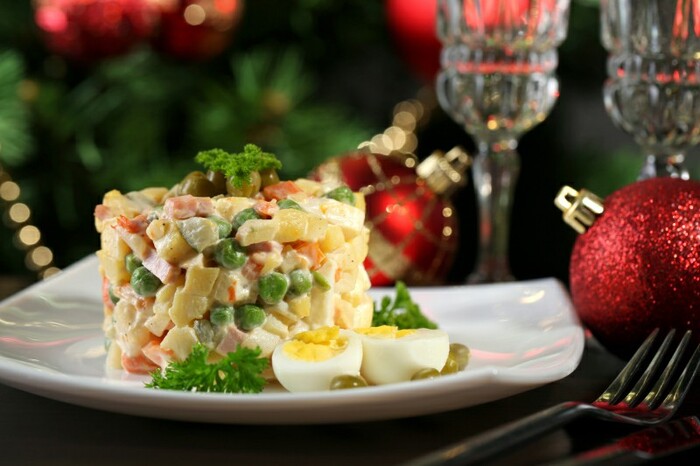 Món ăn truyền thống đón năm mới ở các nước - Salad Olivier, Nga