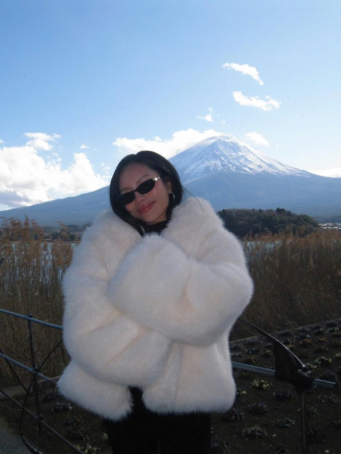 Phong cách thời trang đầy cá tính giúp Vũ Thảo My hòa vào khung cảnh yên bình của xứ sở hoa anh đào. Ảnh: Instagram nhân vật