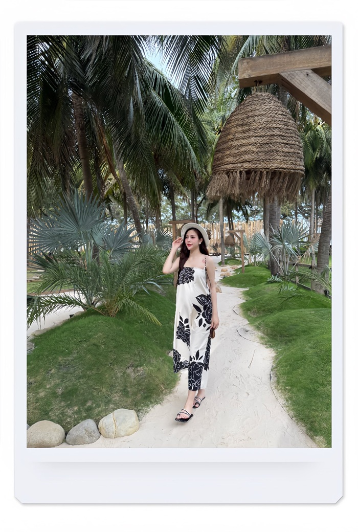 Linh Rin ghi điểm với váy dáng suông họa tiết tối giản, kết hợp mũ cói và sandals, toát lên vẻ phóng khoáng, trẻ trung đúng tinh thần du lịch nghỉ dưỡng. Ảnh: FBNV