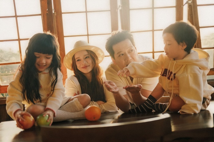 Gia  đình Trường Giang - Nhã Phương tận hưởng kì nghỉ cùng nhau. Ảnh: Facebook nhân vật