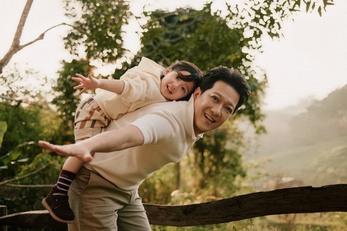 Trường Giang trở thành điểm tựa, cõng con trai - Hope giữa khung cảnh bình yên của Đà Lạt. Ảnh: Facebook nhân vật