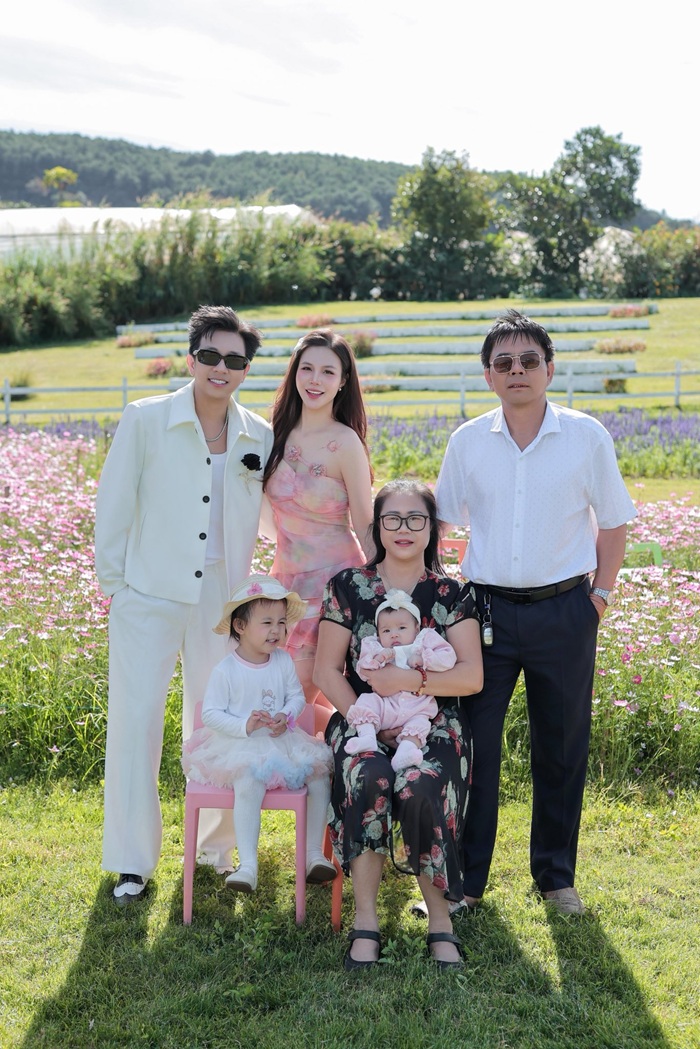 Khung hình đa thế hệ đầy ý nghĩa với sự góp mặt của ba mẹ Linh Rin, tạo nên bức tranh gia đình ấm áp giữa cánh đồng hoa ngập nắng. Ảnh: FBNV