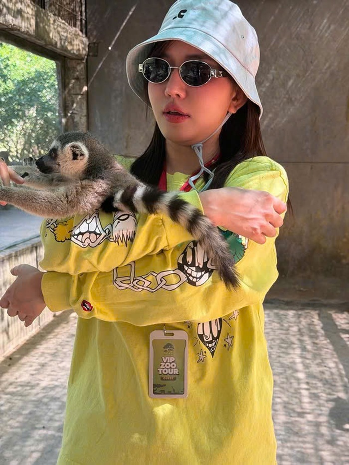 Ca sĩ Bích Phương tham quan Vinpearl Safari. Ảnh: Instagram nhân vật