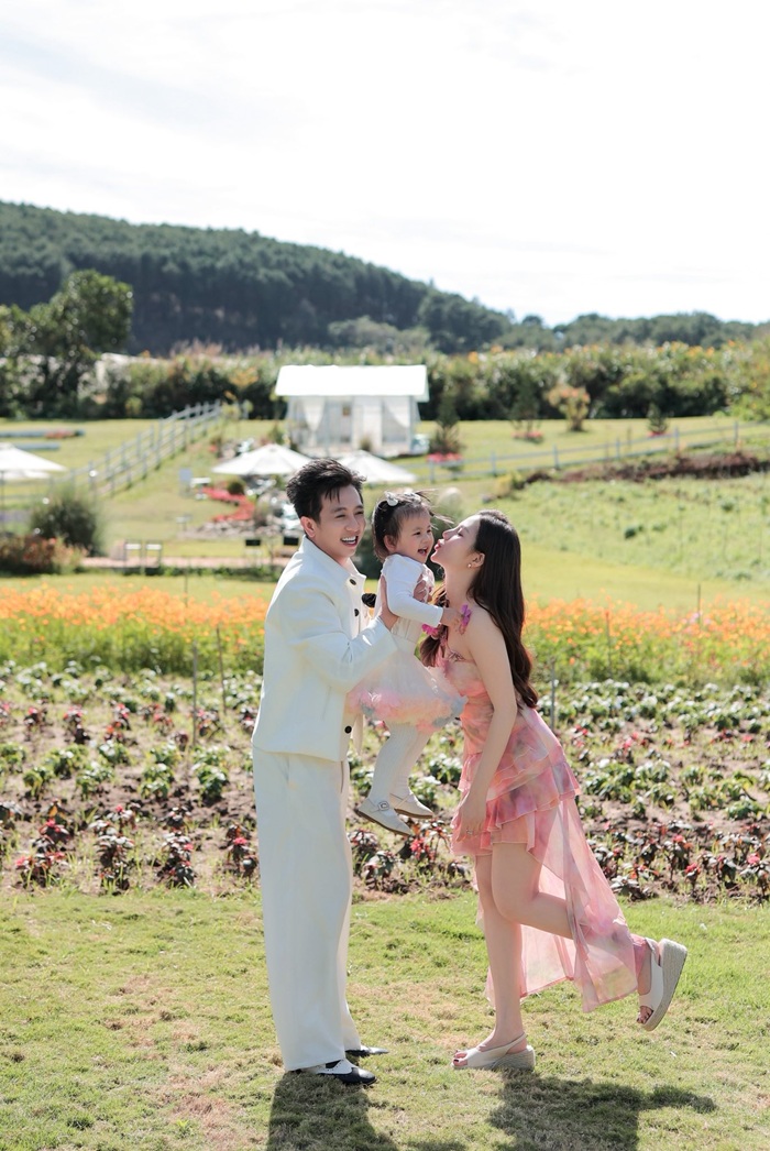 Khoảnh khắc hạnh phúc giản đơn của Lý Tuấn Kiệt – Linh Rin khi cùng con vui đùa giữa thiên nhiên, lưu giữ những kỷ niệm trong veo của tuổi thơ. Ảnh: FBVN