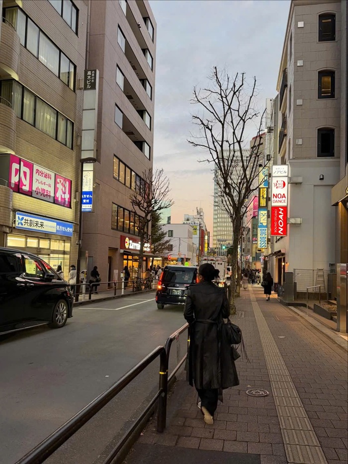 Phong cách thời trang tối giản, hiện đại của Vũ Thảo My khi dạo phố Tokyo. Ảnh: Instagram nhân vật