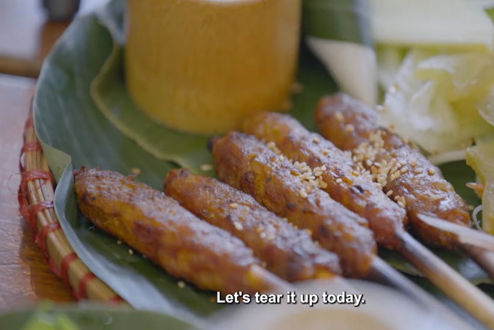 Cận cảnh những xiên nem lụi thơm phức