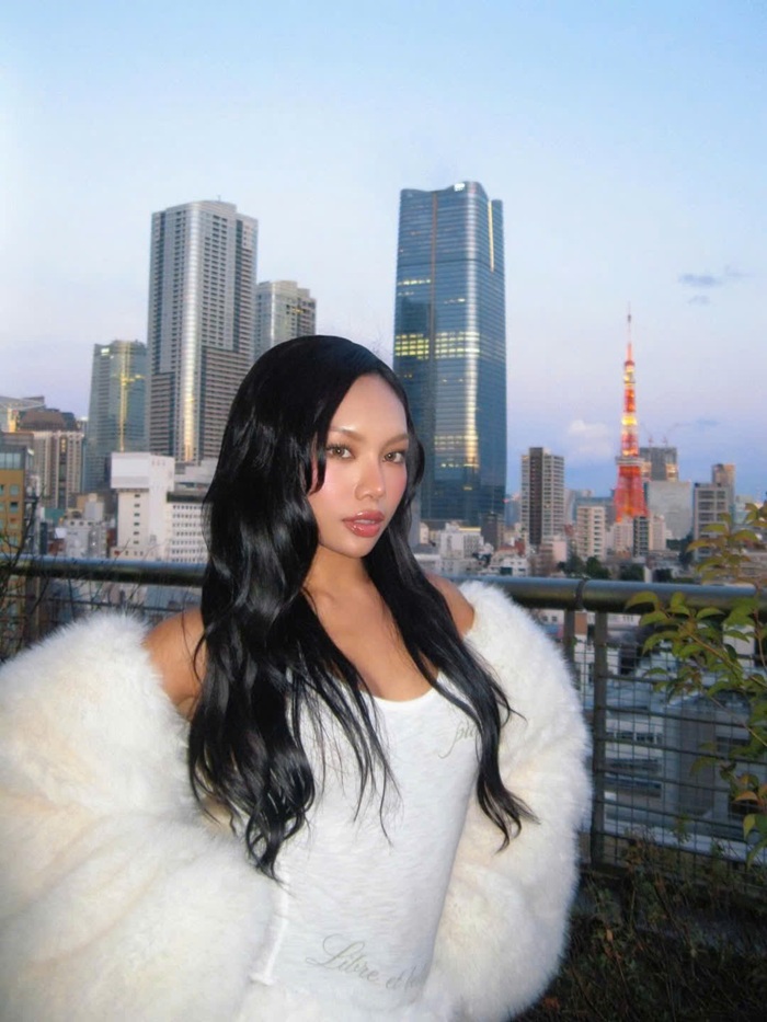 Vũ Thảo My lựa chọn trang phục đi diễn gam trắng nổi bật giữa khung cảnh phố thị của Nhật Bản. Ảnh: Instagram nhân vật