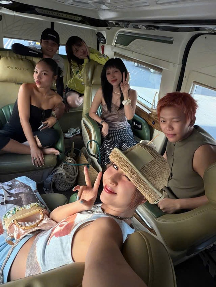 Khoảnh khắc selfie dễ thương của Em Xinh Bích Phương, Mỹ Mỹ, Quỳnh Anh Shyn, Vũ Thảo Mỹ và ca sĩ Tăng Duy Tân, Stylist Nam Phùng. Ảnh: Instagram nhân vật