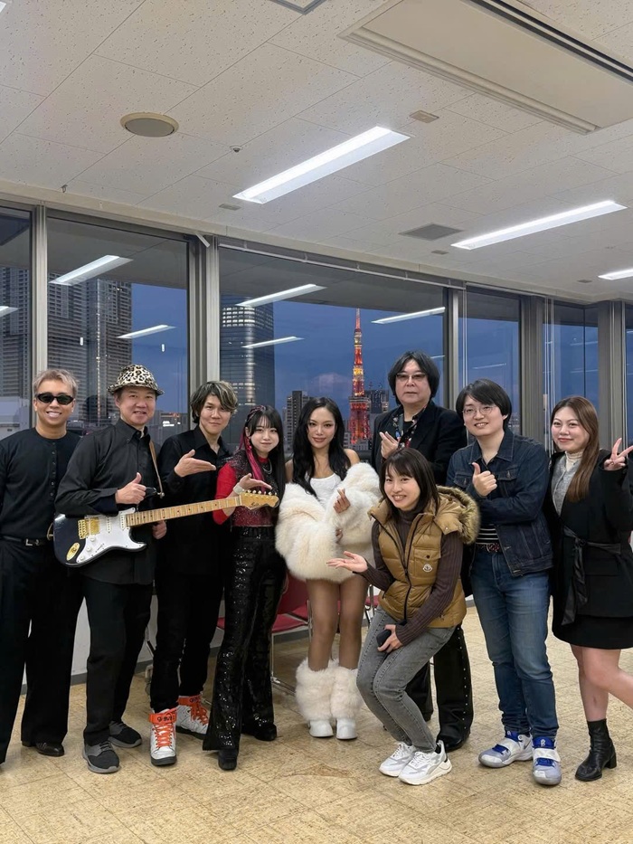 Khoảnh khắc tVũ Thảo My chụp ảnh cùng ê-kíp. Ảnh: Instagram nhân vật