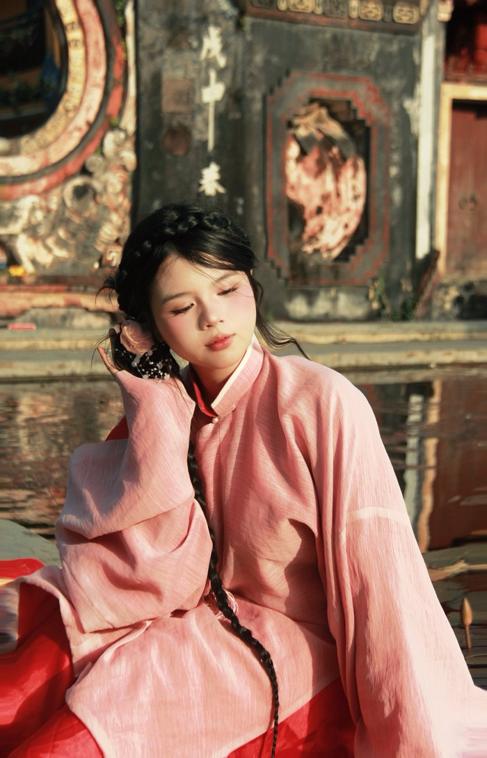 Cổng chùa Bà Mụ là địa điểm chụp ảnh Tết ở Hội An cực đẹp