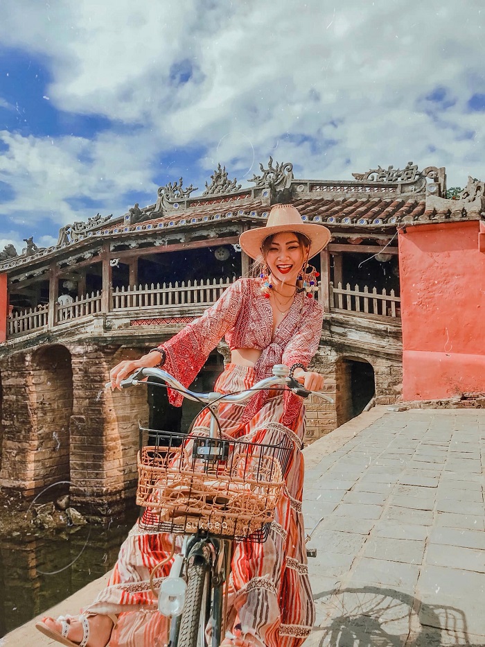 Chùa Cầu nổi tiếng trên bản đồ du lịch và là địa điểm chụp ảnh Tết ở Hội An