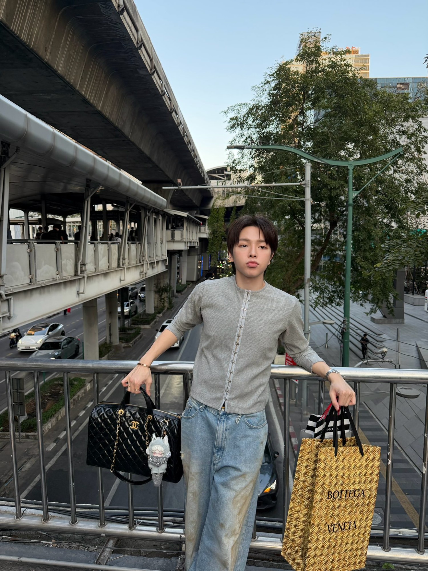 Trang phục đơn giản nhưng rất sành điệu