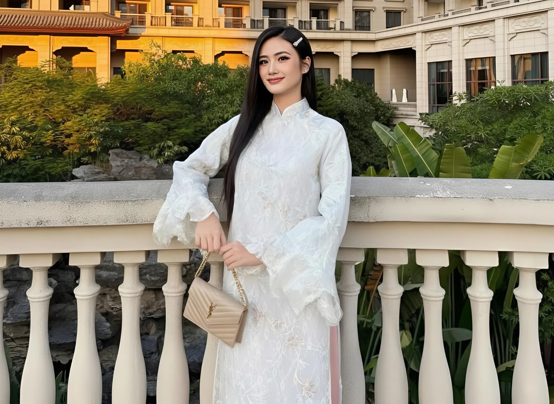 Hoa hậu Ý Nhi diện áo dài cách tân du xuân Đà Nẵng