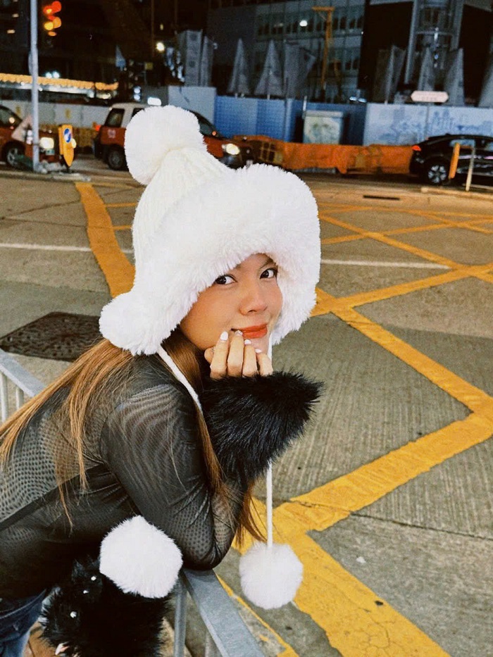 Trong chuyến đi, nữ ca sĩ dành nhiều thời gian cùng gia đình khám phá phong cảnh và các địa điểm vui chơi, giải trí nổi tiếng ở xứ Cảng Thơm. Ảnh: FBNV 