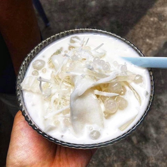 Nhất định phải thử chè dừa dầm bên cạnh quán bánh đa cua ngon tại Hải Phòng